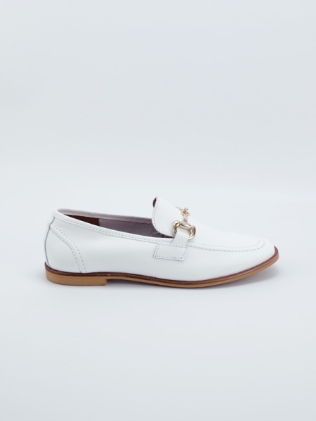 Sapato raso em pele, na cor branco, aplicação dourada, com pala