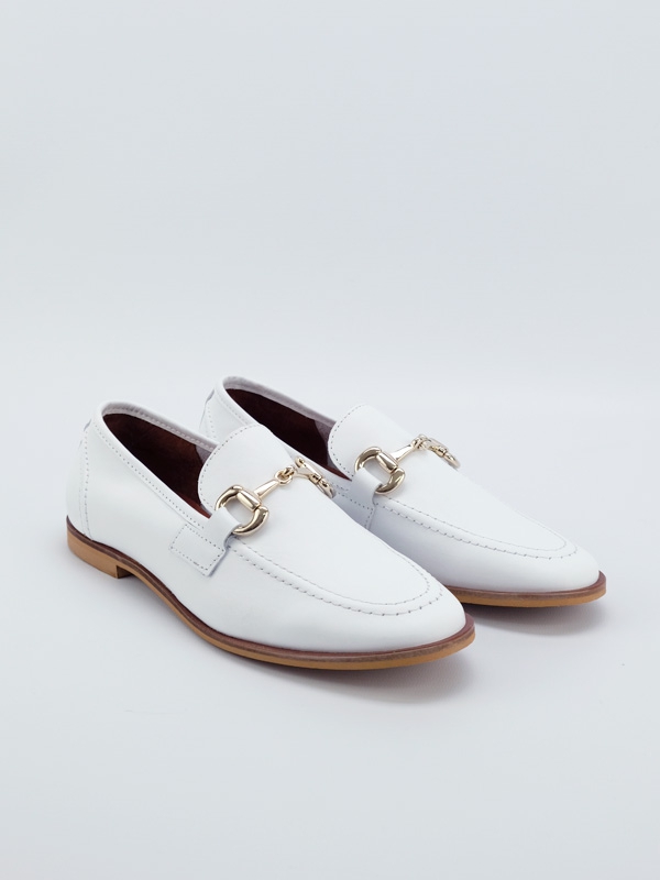 Sapato raso em pele, na cor branco, aplicação dourada, com pala