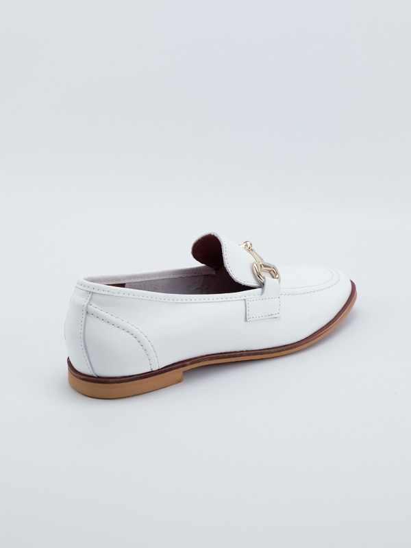 Sapato raso em pele, na cor branco, aplicação dourada, com pala