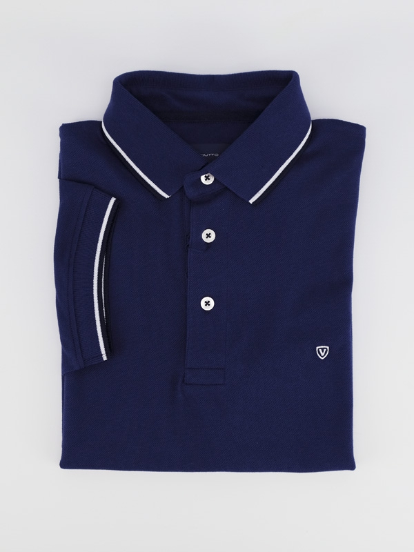 Polo homem manga curta, malha piquê, cor azul escuro risco azul e branco na gola