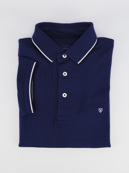 Polo homem manga curta, malha piquê, cor azul escuro risco azul e branco na gola