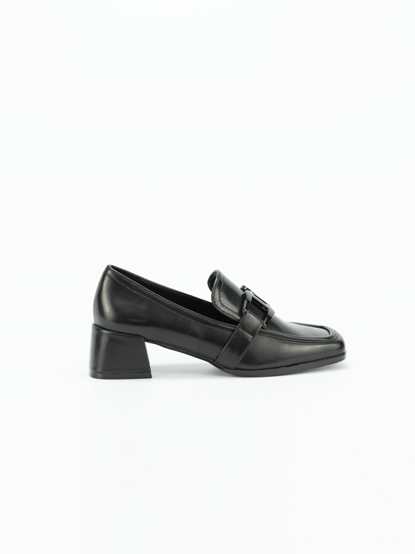 Sapatos cor preto, aplicação metálica preta, salto quadrado grosso