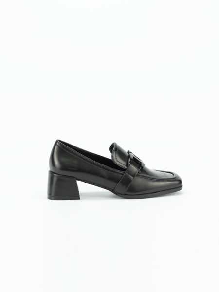 Sapatos cor preto, aplicação metálica preta, salto quadrado grosso