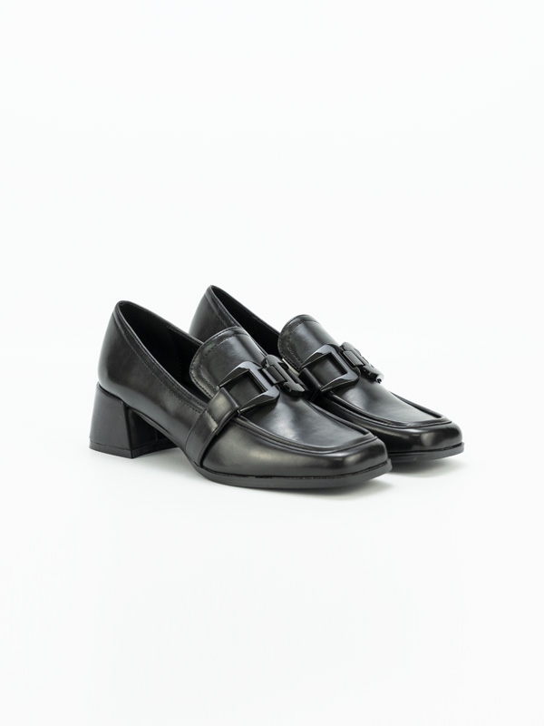 Sapatos cor preto, aplicação metálica preta, salto quadrado grosso