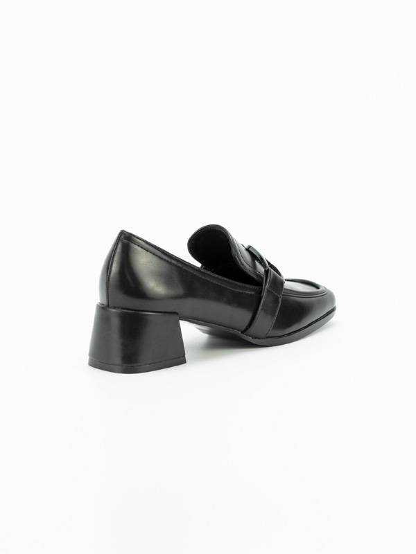 Sapatos cor preto, aplicação metálica preta, salto quadrado grosso