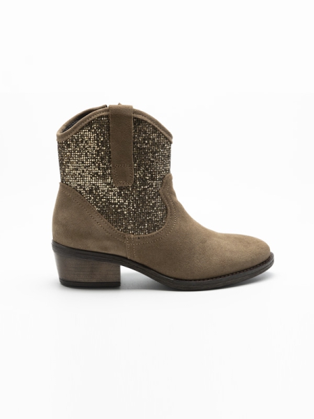 Botim em pele, cor taupe, cano curto com brilhantes