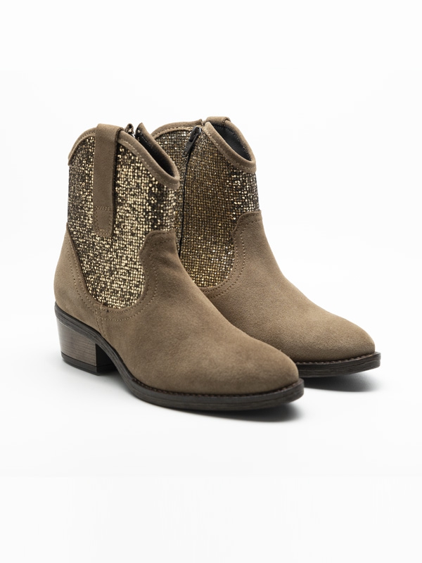 Botim em pele, cor taupe, cano curto com brilhantes