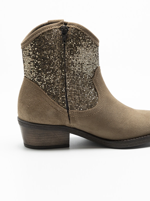 Botim em pele, cor taupe, cano curto com brilhantes