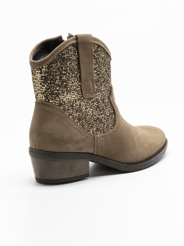 Botim em pele, cor taupe, cano curto com brilhantes