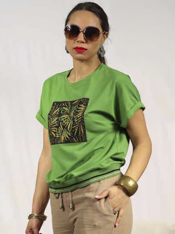 T-shirt marca Fé, cor verde, estampa na frente, com brilhos, cós de malha