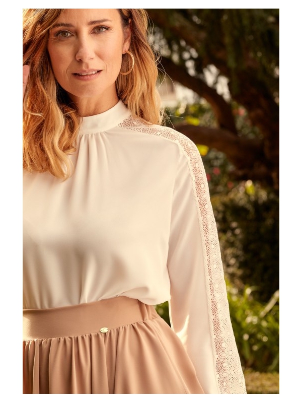 Blusa Branca para Mulher com Aplicação de Renda