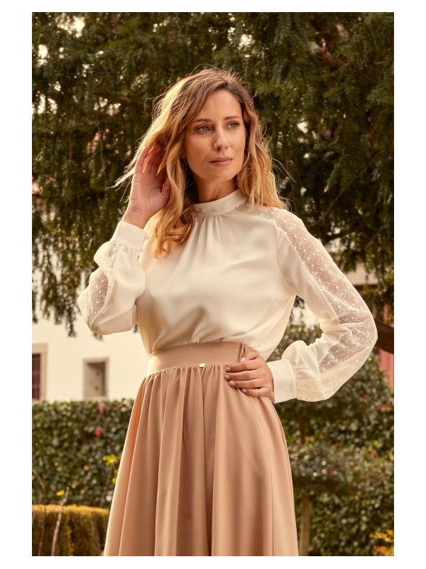 Blusa Branca para Mulher com Aplicação de Renda