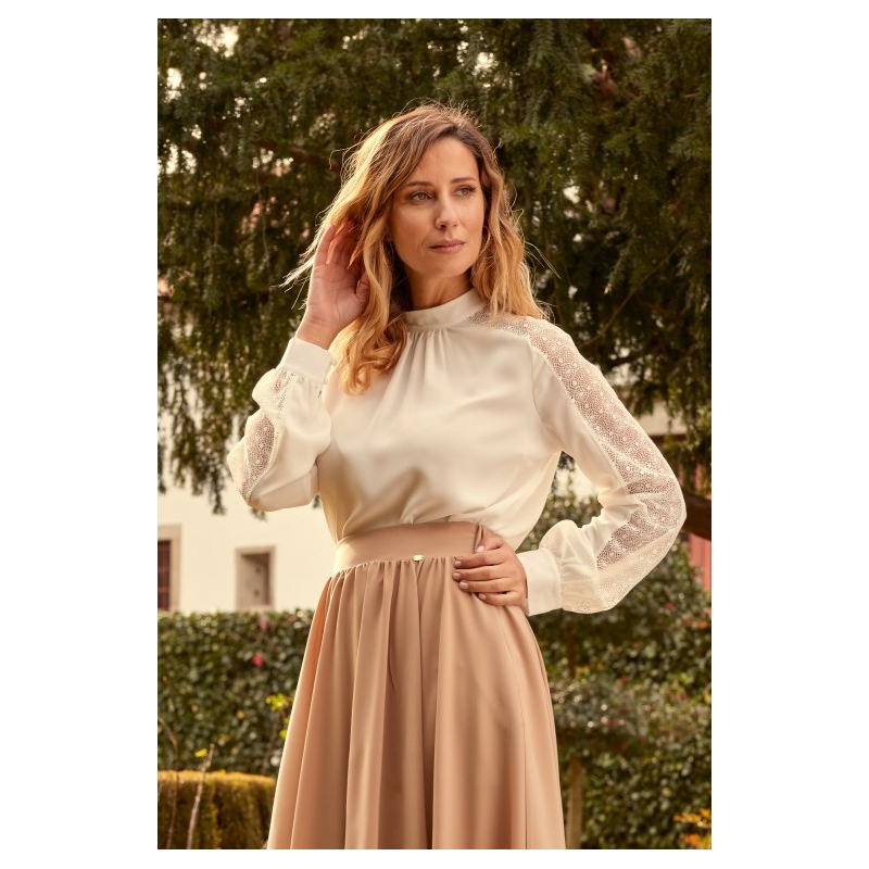 Blusa com aplica&ccedil;&atilde;o renda