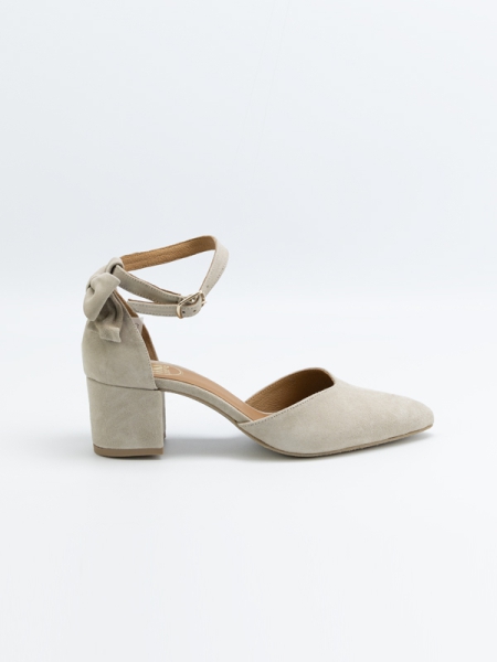 Sapatos pele camurça, cor taupe, laço, contraforte, fechado na frente