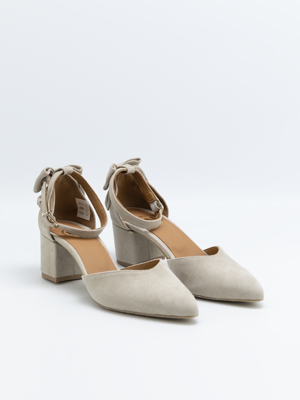 Sapatos pele camurça, cor taupe, laço, contraforte, fechado na frente