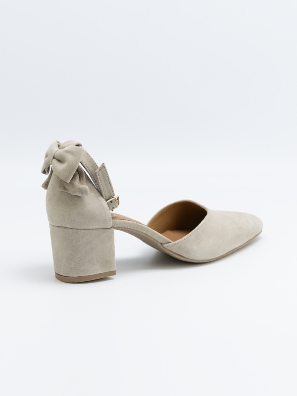 Sapatos pele camurça, cor taupe, laço, contraforte, fechado na frente