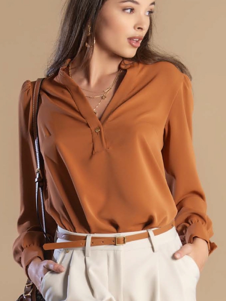 Túnica, marca Fé, decote bico, 1 botão, manga de punho, cor camel