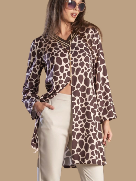 Túnica comprida, marca Fé, estampado animal, decote bico, castanho, camel