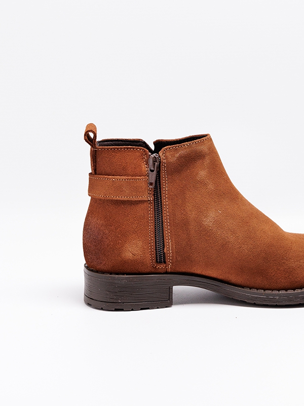 Botas senhora pele camurça, cano baixo, fecho interior, cor camel