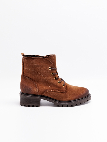 Botas senhora pele camurça, cor conhac, atacadores, estilo militar