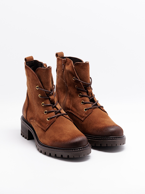Botas senhora pele camurça, cor conhac, atacadores, estilo militar
