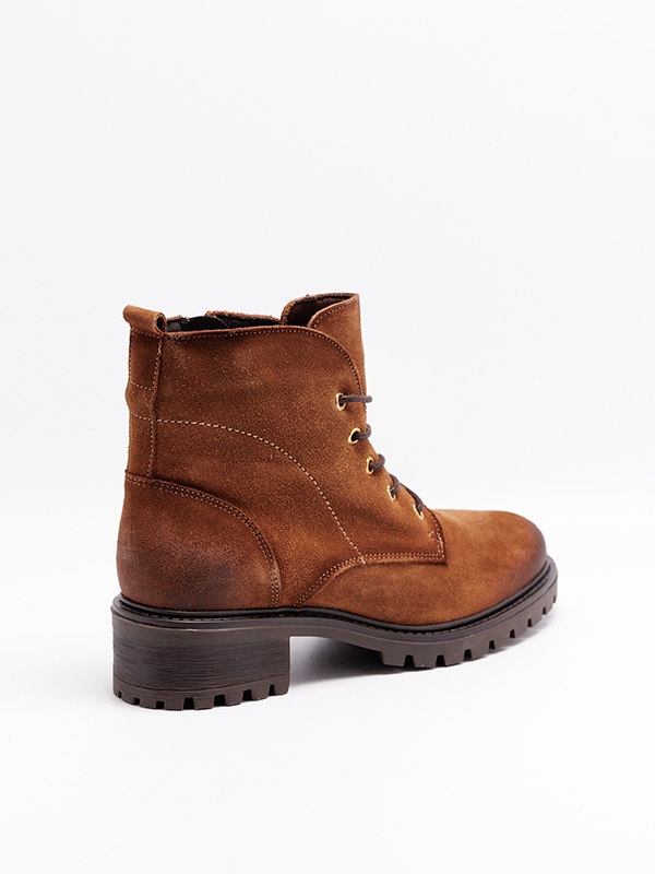 Botas senhora pele camurça, cor conhac, atacadores, estilo militar