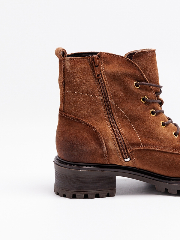 Botas senhora pele camurça, cor conhac, atacadores, estilo militar