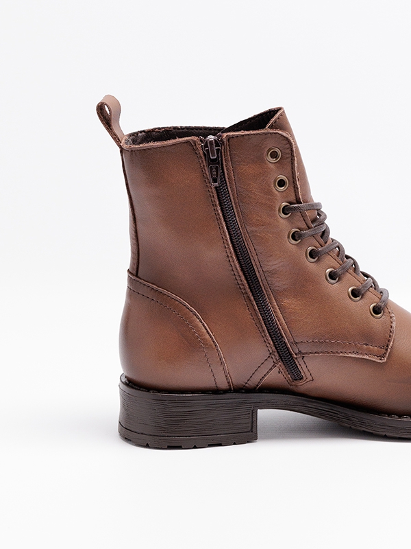 Botas senhora pele, cor castanho, com atacadores e fecho