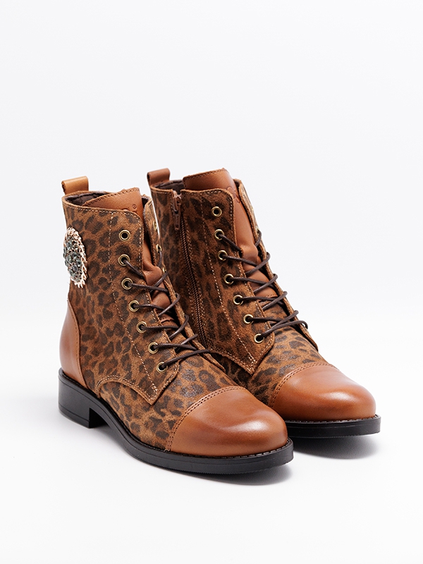 Botas senhora pele, print animal, cor camel, atacadores e fecho