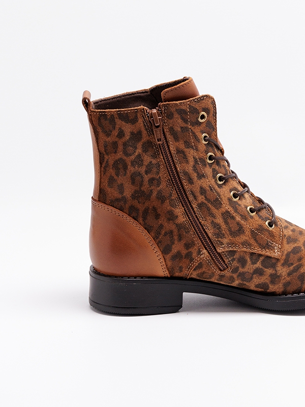 Botas senhora pele, print animal, cor camel, atacadores e fecho