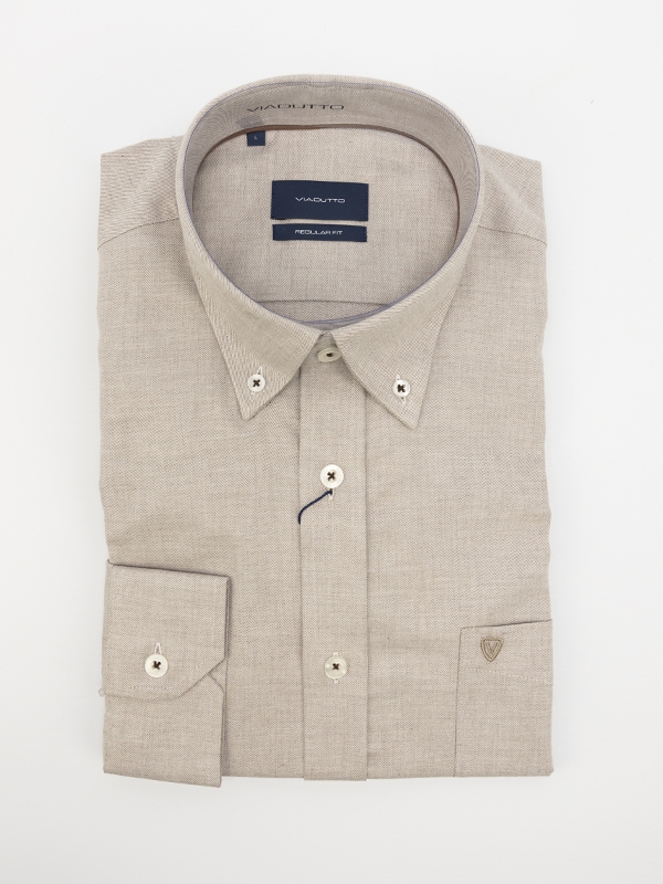 Camisa homem na cor bege, marca Viadutto, corte regular, com bolso