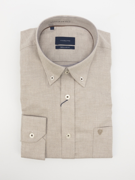 Camisa homem na cor bege, marca Viadutto, corte regular, com bolso