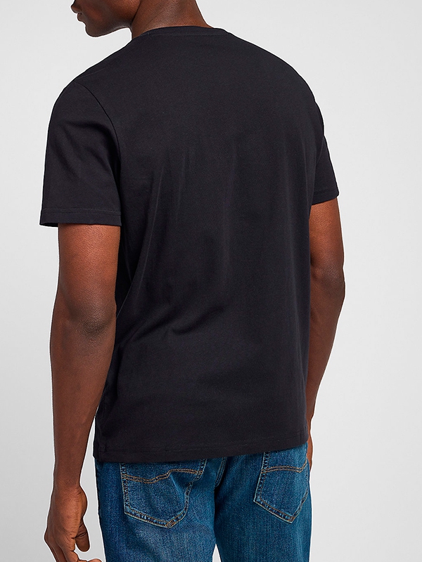 T-shirt, cor preto, marca Lee, letras grandes, manga curta