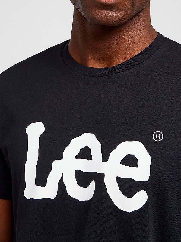 T-shirt, cor preto, marca Lee, letras grandes, manga curta
